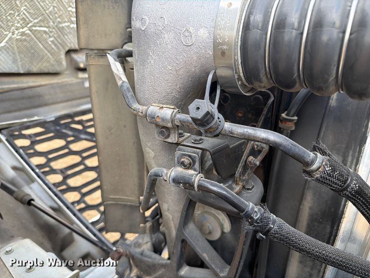 image for item ER3005 2020 Volvo VNR semi truck