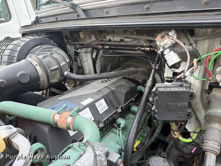 image for item ER3005 2020 Volvo VNR semi truck
