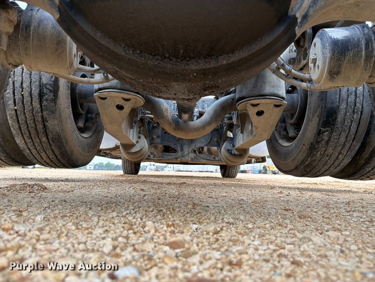 image for item ER3005 2020 Volvo VNR semi truck