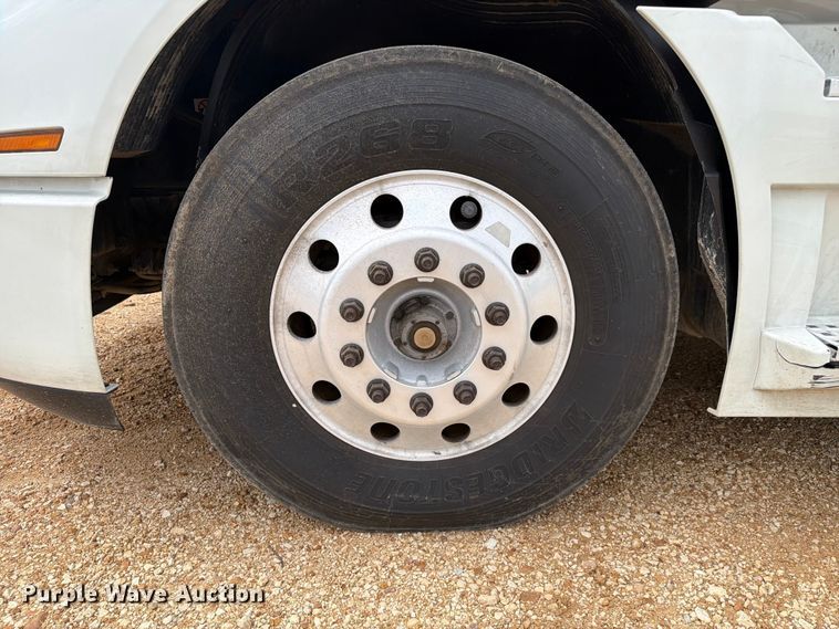 image for item ER3005 2020 Volvo VNR semi truck