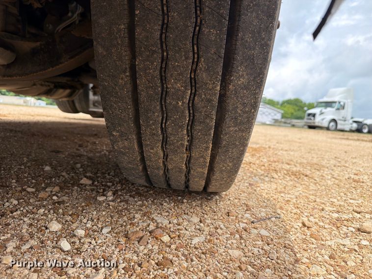 image for item ER3005 2020 Volvo VNR semi truck
