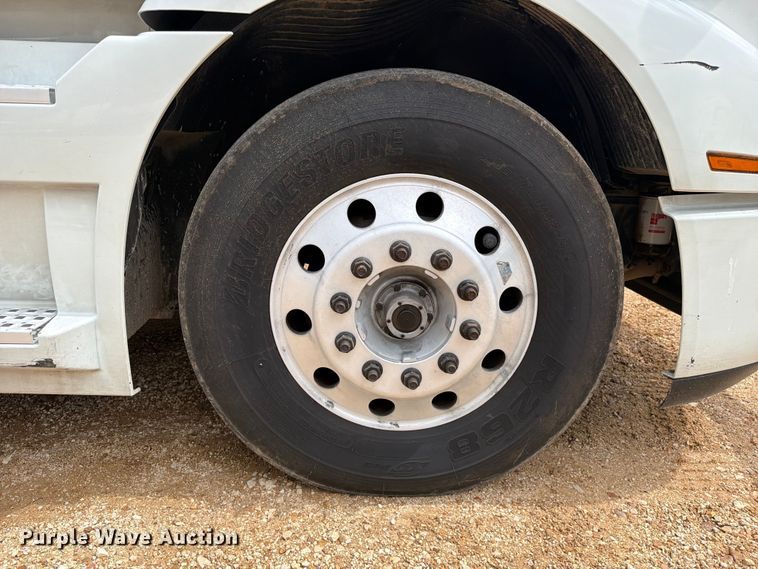 image for item ER3005 2020 Volvo VNR semi truck