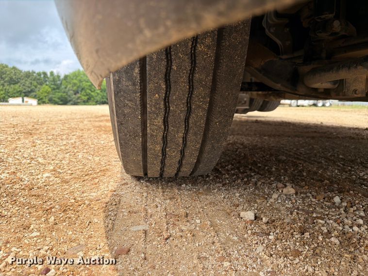image for item ER3005 2020 Volvo VNR semi truck