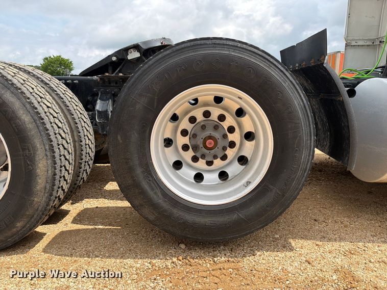 image for item ER3005 2020 Volvo VNR semi truck