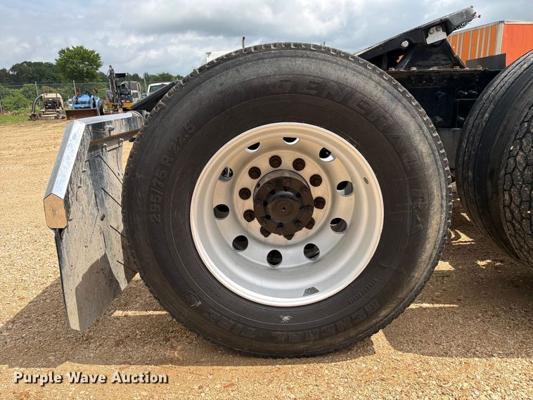 image for item ER3005 2020 Volvo VNR semi truck