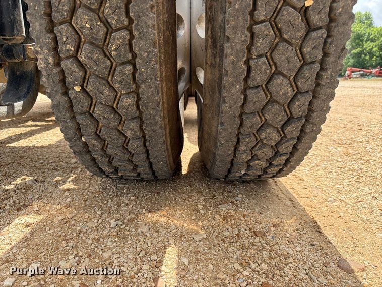 image for item ER3005 2020 Volvo VNR semi truck