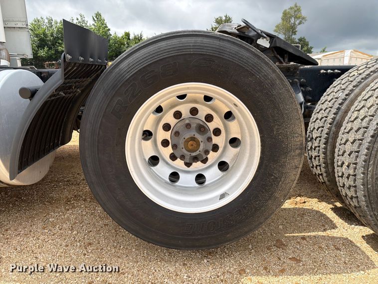 image for item ER3005 2020 Volvo VNR semi truck