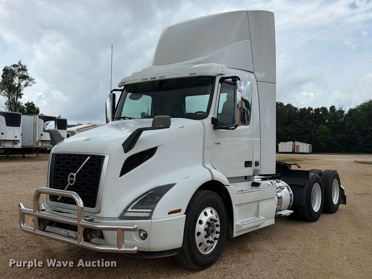 image for item ER3006 2020 Volvo VNR semi truck