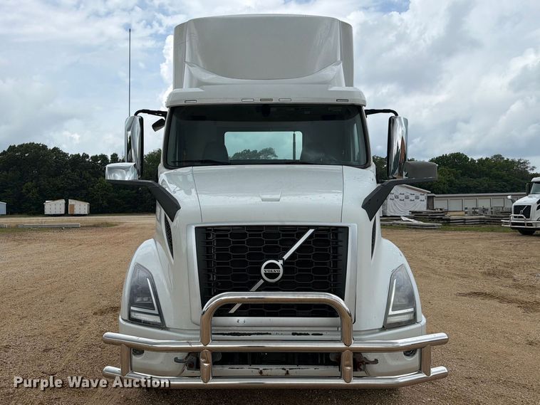 image for item ER3006 2020 Volvo VNR semi truck