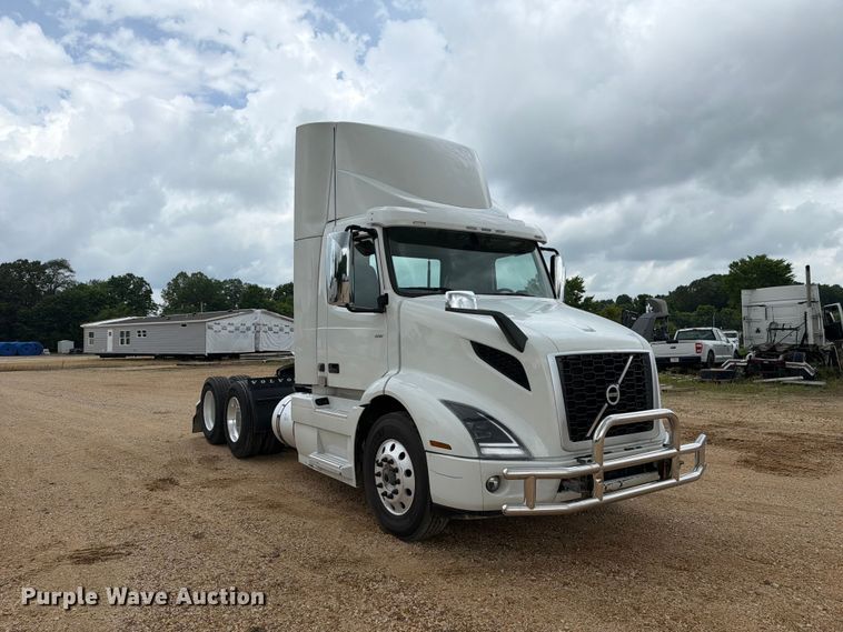 image for item ER3006 2020 Volvo VNR semi truck