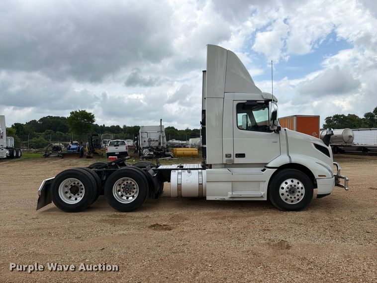 image for item ER3006 2020 Volvo VNR semi truck