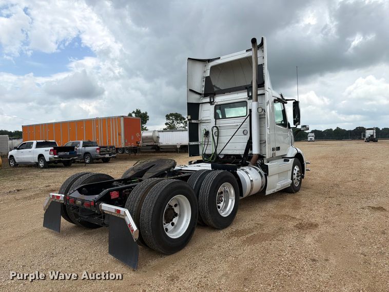 image for item ER3006 2020 Volvo VNR semi truck