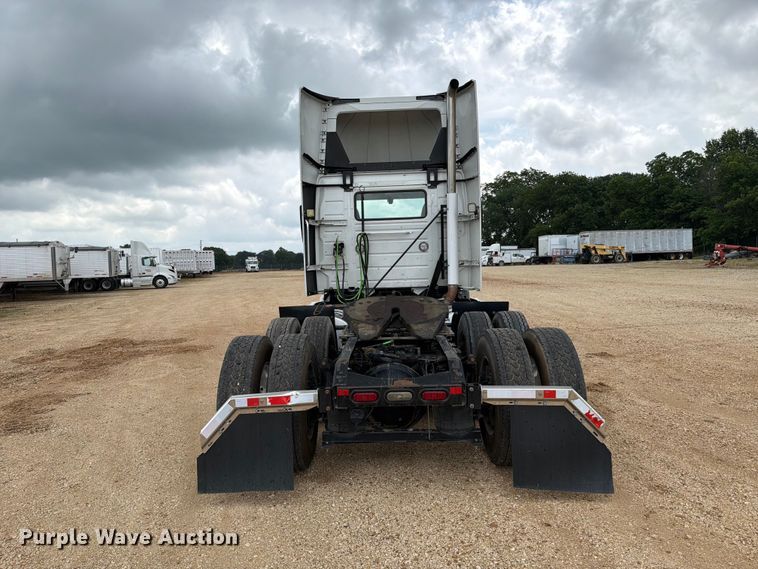 image for item ER3006 2020 Volvo VNR semi truck