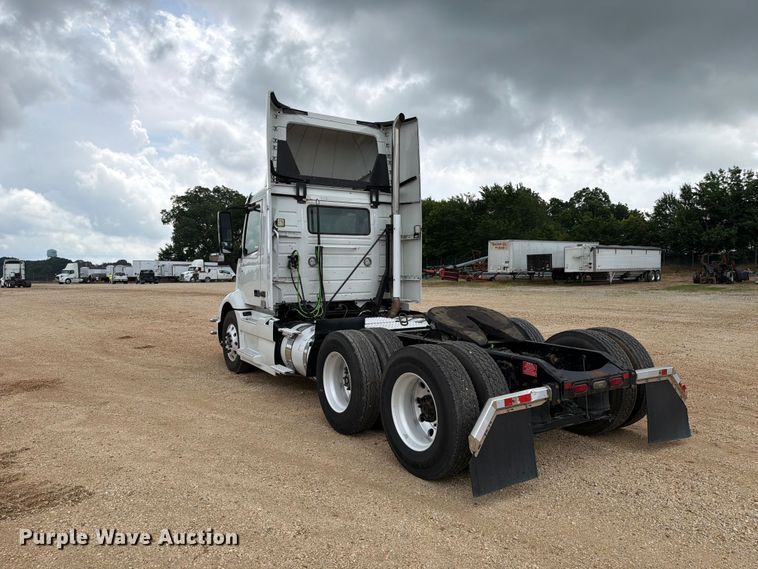 image for item ER3006 2020 Volvo VNR semi truck