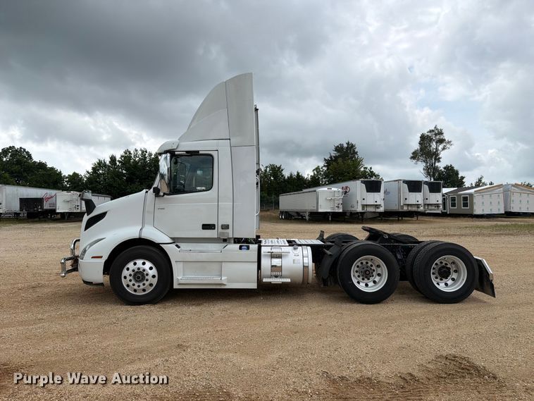 image for item ER3006 2020 Volvo VNR semi truck