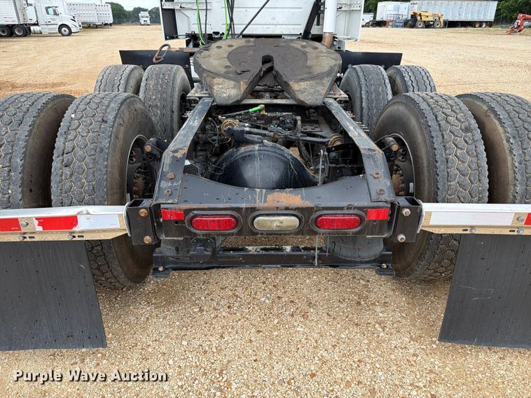 image for item ER3006 2020 Volvo VNR semi truck