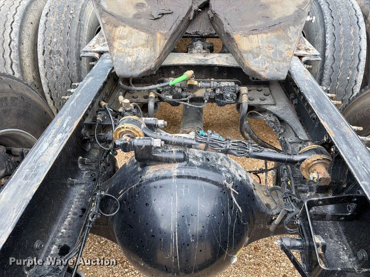 image for item ER3006 2020 Volvo VNR semi truck