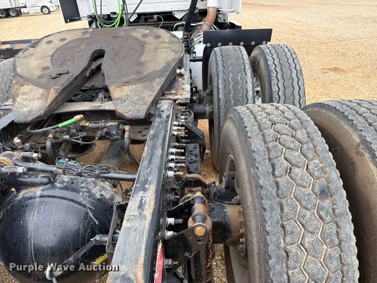 image for item ER3006 2020 Volvo VNR semi truck