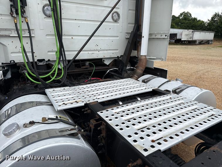 image for item ER3006 2020 Volvo VNR semi truck