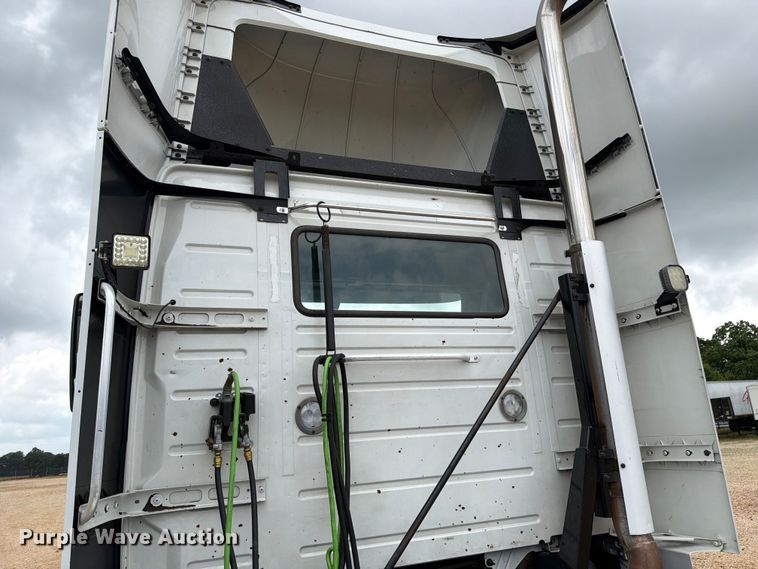 image for item ER3006 2020 Volvo VNR semi truck