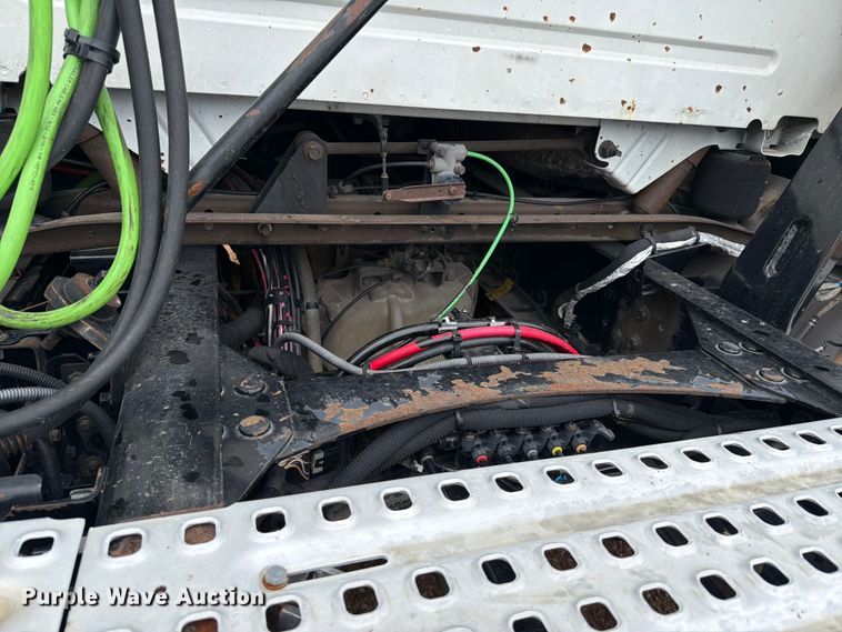 image for item ER3006 2020 Volvo VNR semi truck