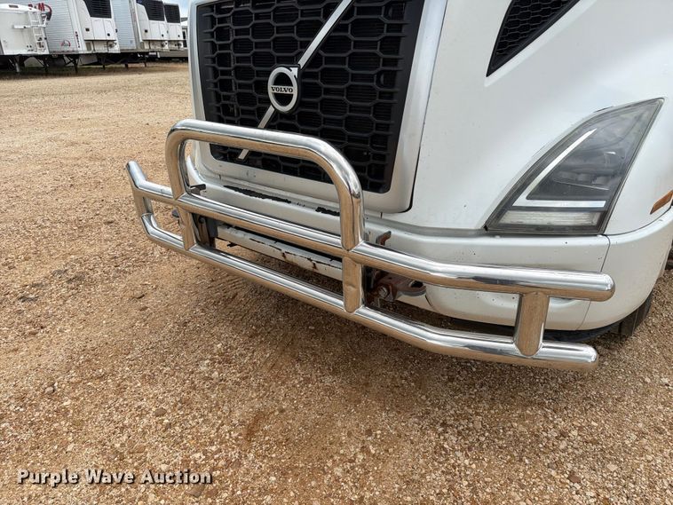 image for item ER3006 2020 Volvo VNR semi truck