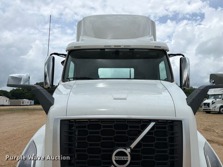 image for item ER3006 2020 Volvo VNR semi truck