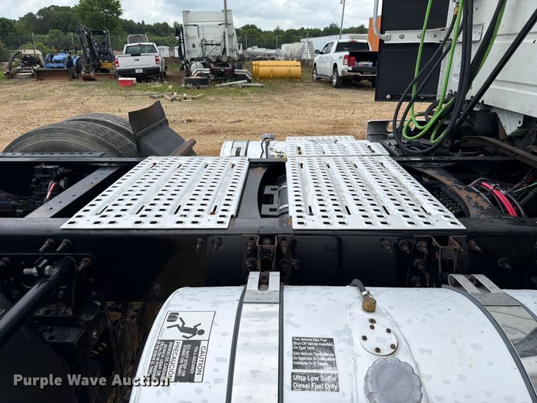 image for item ER3006 2020 Volvo VNR semi truck