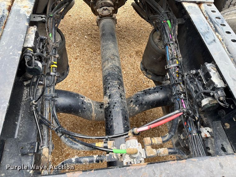 image for item ER3006 2020 Volvo VNR semi truck