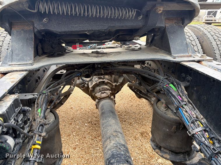 image for item ER3006 2020 Volvo VNR semi truck