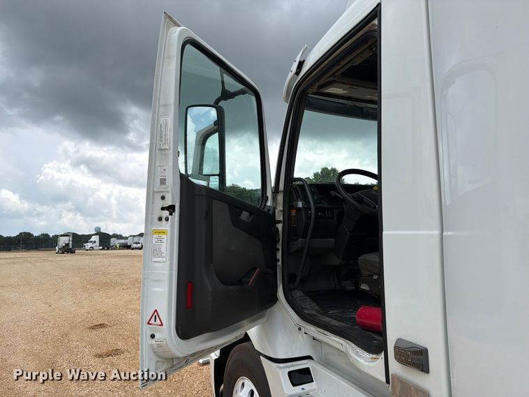 image for item ER3006 2020 Volvo VNR semi truck