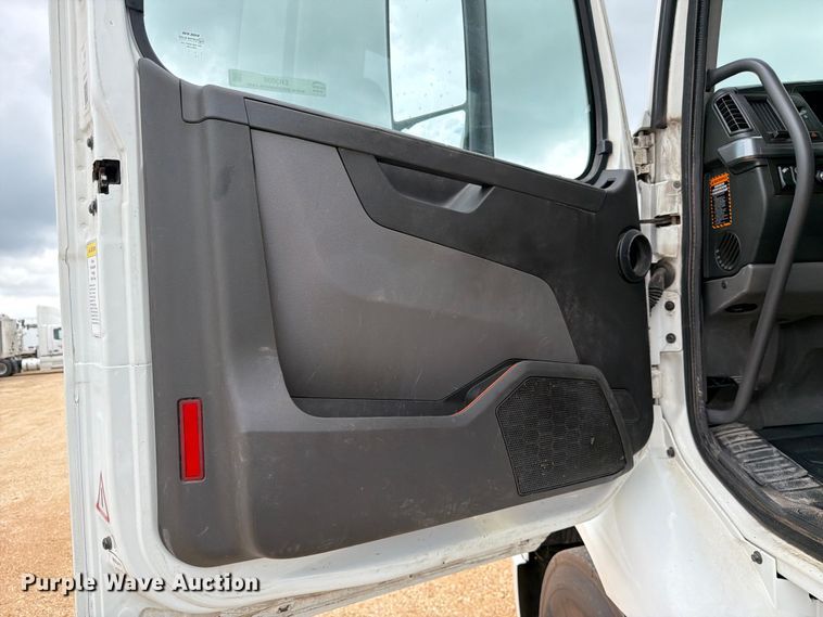 image for item ER3006 2020 Volvo VNR semi truck