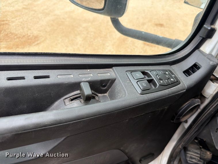 image for item ER3006 2020 Volvo VNR semi truck