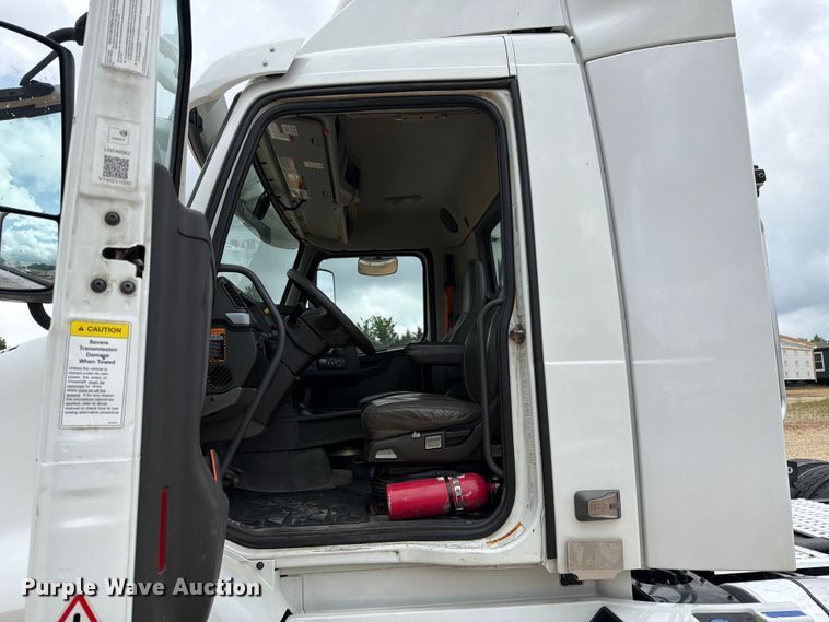 image for item ER3006 2020 Volvo VNR semi truck