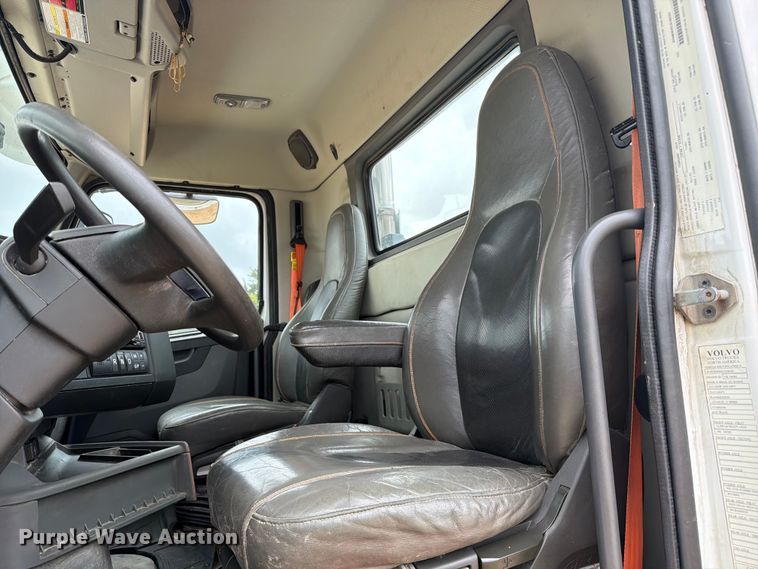 image for item ER3006 2020 Volvo VNR semi truck