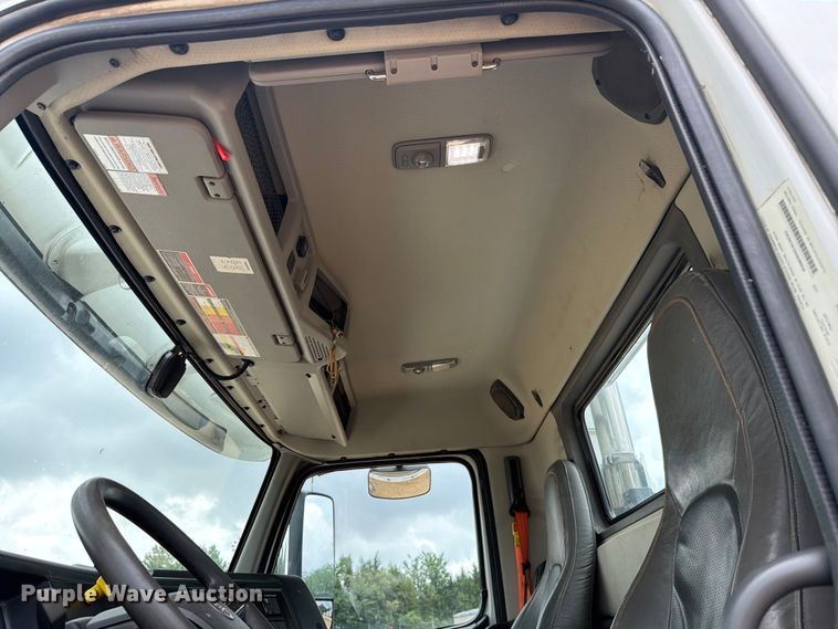 image for item ER3006 2020 Volvo VNR semi truck