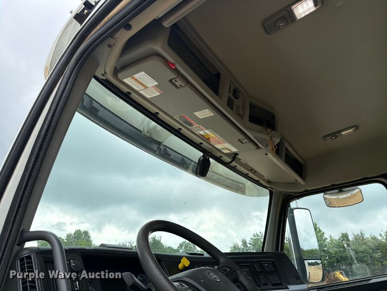 image for item ER3006 2020 Volvo VNR semi truck