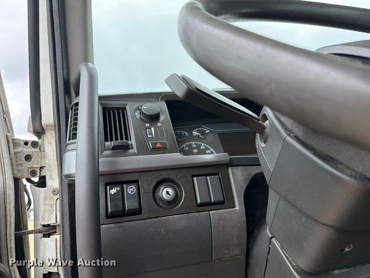image for item ER3006 2020 Volvo VNR semi truck