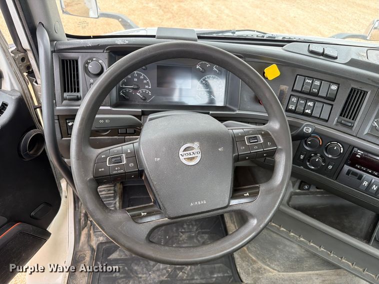 image for item ER3006 2020 Volvo VNR semi truck