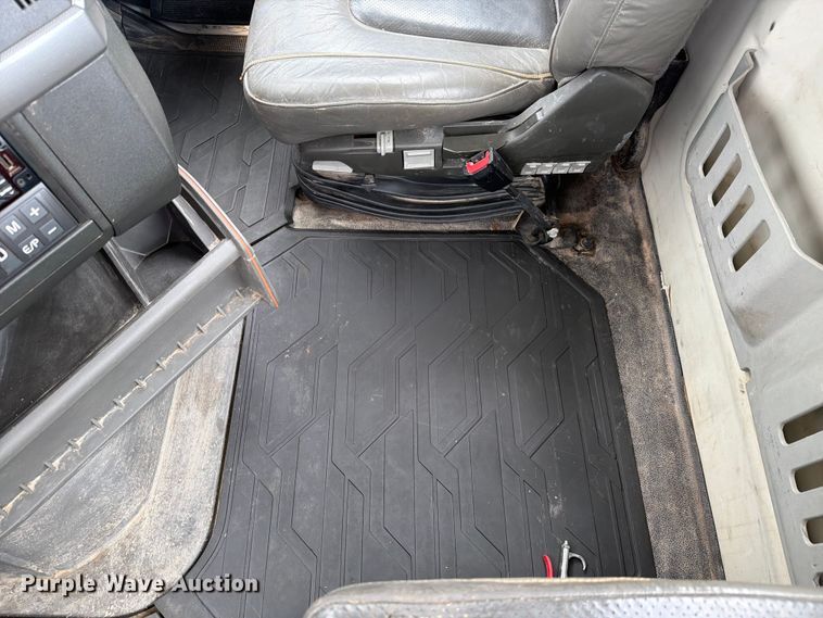 image for item ER3006 2020 Volvo VNR semi truck