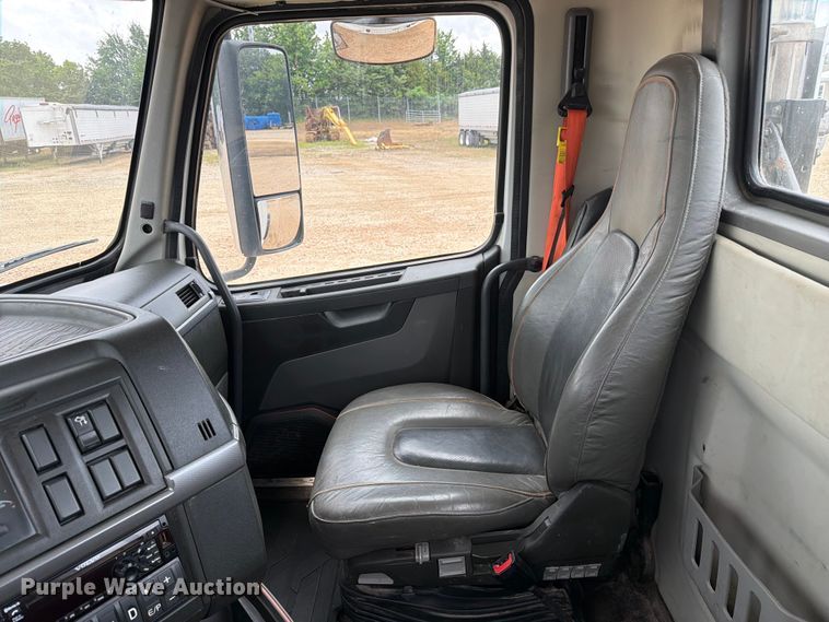 image for item ER3006 2020 Volvo VNR semi truck