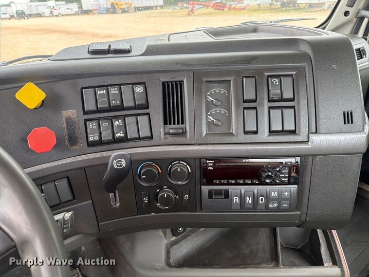 image for item ER3006 2020 Volvo VNR semi truck