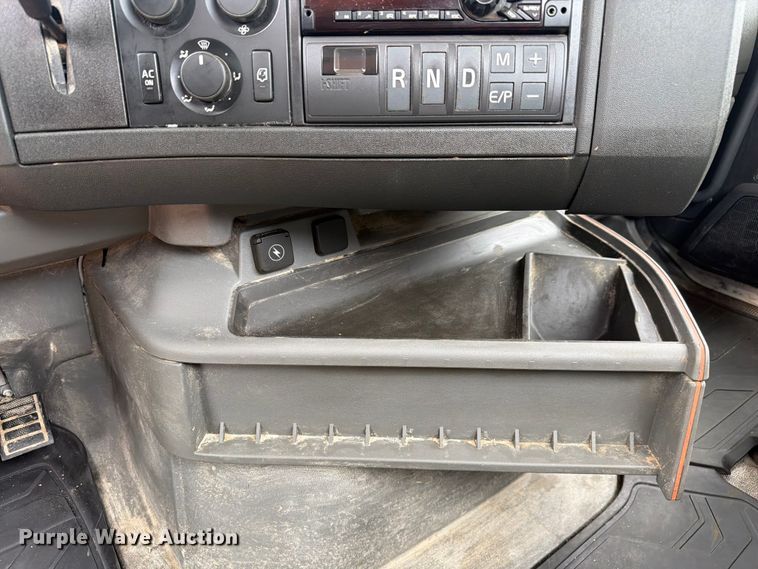 image for item ER3006 2020 Volvo VNR semi truck