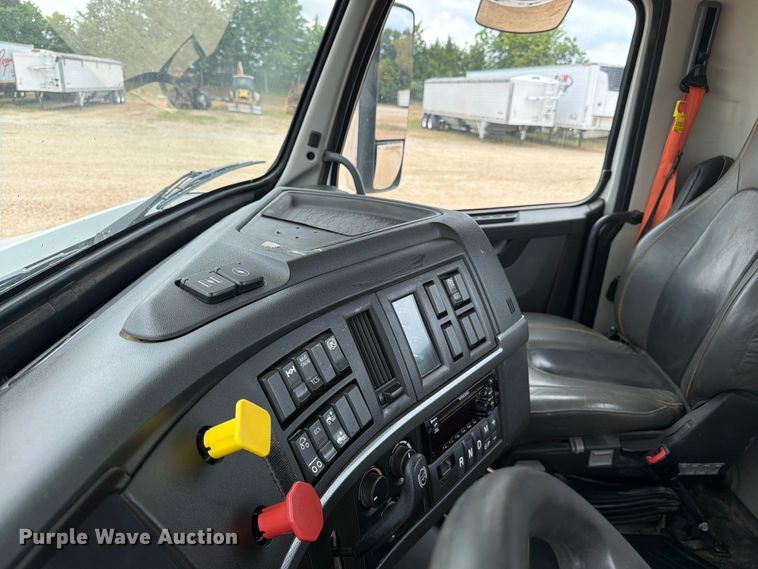 image for item ER3006 2020 Volvo VNR semi truck