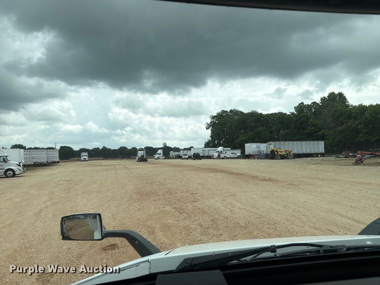 image for item ER3006 2020 Volvo VNR semi truck