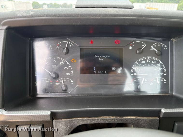 image for item ER3006 2020 Volvo VNR semi truck