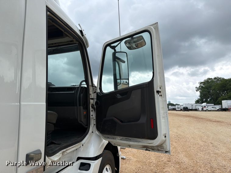 image for item ER3006 2020 Volvo VNR semi truck