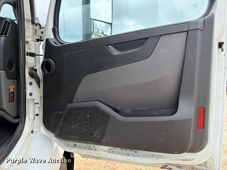 image for item ER3006 2020 Volvo VNR semi truck