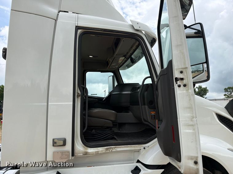 image for item ER3006 2020 Volvo VNR semi truck