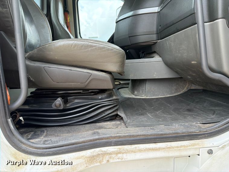 image for item ER3006 2020 Volvo VNR semi truck